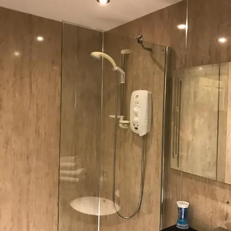 Elizabeth House 2* ويتبي