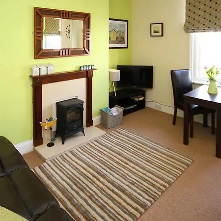 Elizabeth House 2* ويتبي